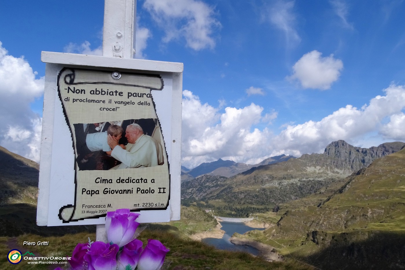 35 Dalla croce diella Cima di Mezzeno (Giovanni Paolo II - 2230 m) vista verso il Pizzo del Becco e i Laghi Gemelli.JPG